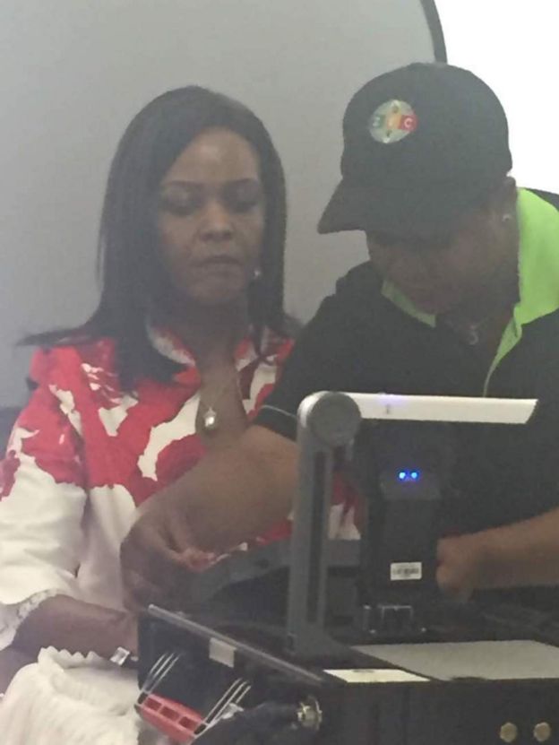 Grace Mugabe akijiandikisha kama mpiga kura