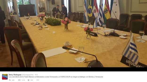 La foto que publicó Delcy Rodríguez en su Twitter de la mesa vacía.