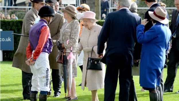 Rainha cumprimenta jóquei em Ascot