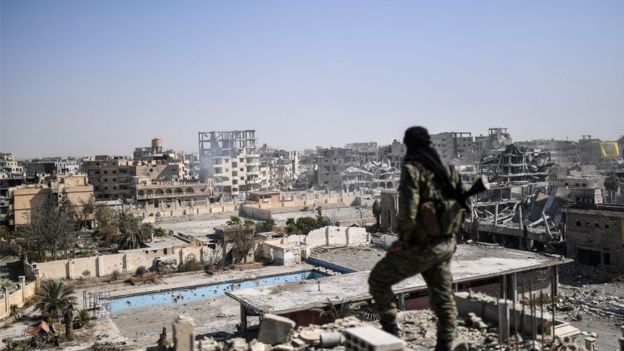 Россия обвинила США в разрушении "столицы ИГ", сирийского города Ракка _98426228_gettyimages-863776012