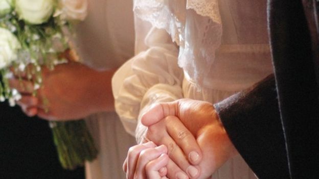 Las manos de la novia y el novio unidas durante una boda en Erevá, Armenia.