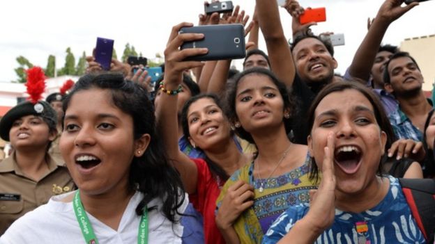 சுயப்படம் எடுக்கும் பெண்கள்