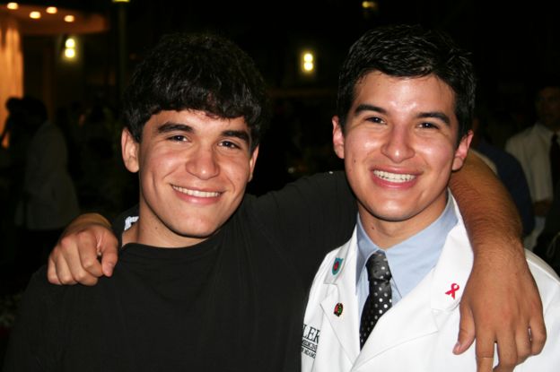 Salinas'ın, tıp eğitimi aldığı sırada erkek kardeşiyle çektirdiği fotoğraf.