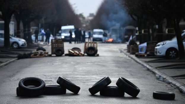 Tyres are placed in the street as prison guards block access to Fresnes prison on 16 January 2018