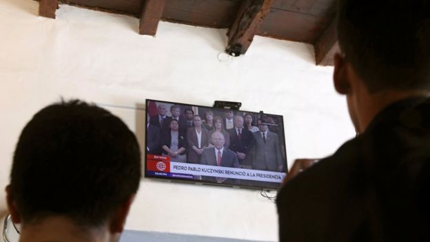 Peruanos assistem a pronunciamento de renúncia