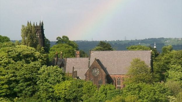 Imagem da St Peter's Church, em Woolton, vista de cima