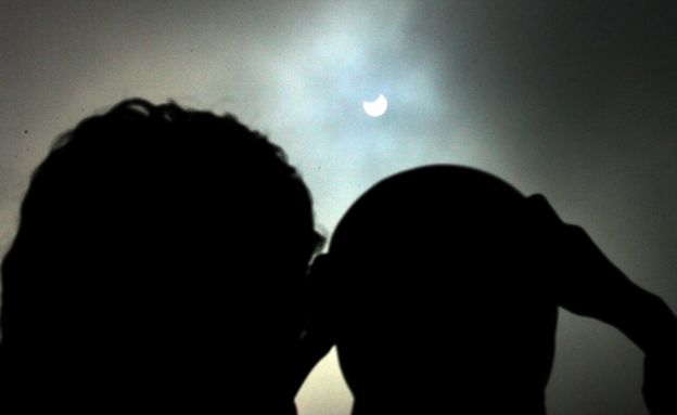 Dos personas observan un eclipse parcial en Rabat, Marruecos, el 3 de octubre de 2005.