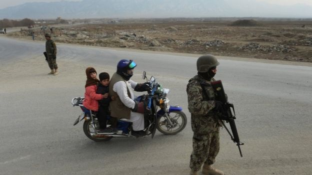 جندي أفغاني بالقرب من قاعدة باغرام