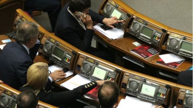 З врахуванням курсу долара зарплати депутатів за останні 12 років все одно зменшилися більше ніж утричі