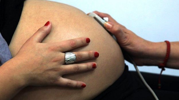 Barriga de una mujer embarazada