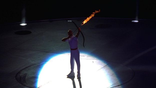 Arqueiro dispara uma flecha em chamas na tocha em 1992