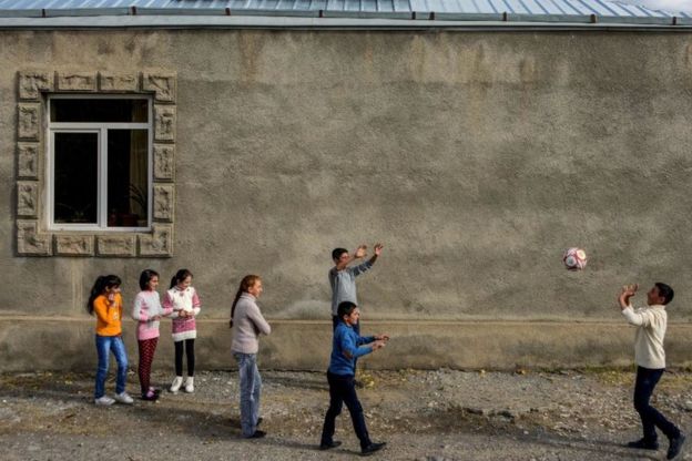 Дети играют в Армении