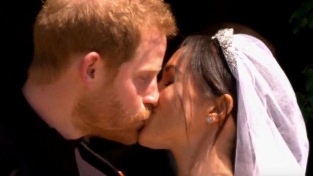 LIVE | அரச குடும்ப திருமணம்: மெகனுக்கு திருமண மோதிரத்தை அணிவித்தார் இளவரசர் ஹாரி