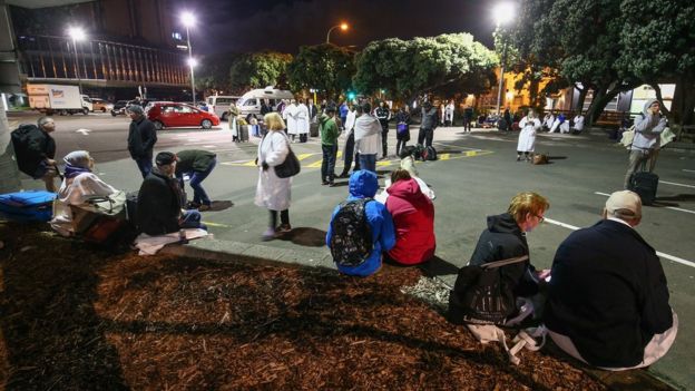 Gente en la calle tras el terremoto, en Wellington, Nueva Zelanda.