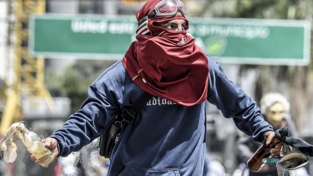 Un manifestante con un cóctel molotov.