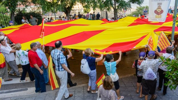 Người dân và lá cờ Catalonia
