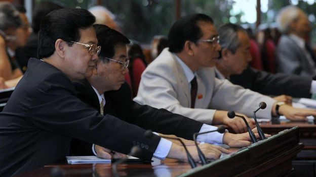 Thủ tướng Nguyễn Tiến Dũng, Chủ tịch nước Nguyễn Minh Triết và TBT Nông Đức Mạnh hồi 2009