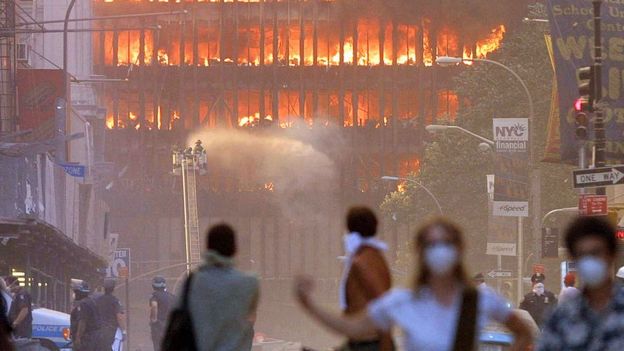 Incendio tras los atentados del 11 de septiembre en las torres gemelas