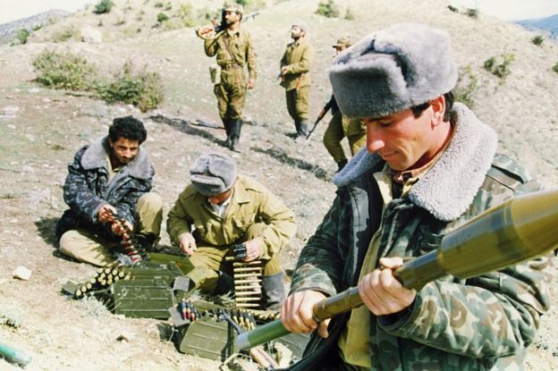 1992'de Dağlık Karabağ - Ermenistan sınırında bulunan Laçin Rayonu'ndaki Külebird köyündeki Azeri askerler