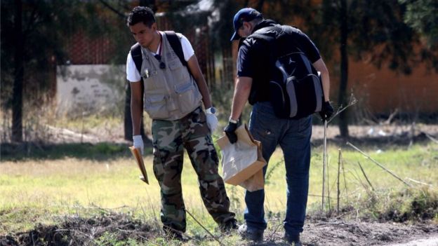 Peritos recogen evidencias tras la operación de la Policía Federal en el rancho El Sol, de Michoacán