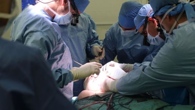Equipo de cirujanos del Hospital Georges Pompidou operando a Hamon