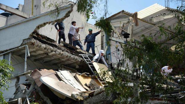 [صور] 139 قتيلا في زلزال قوي يضرب وسط المكسيك _97872538__97871226_477b2bdf-be5d-4a44-b2fc-03c213a812ea