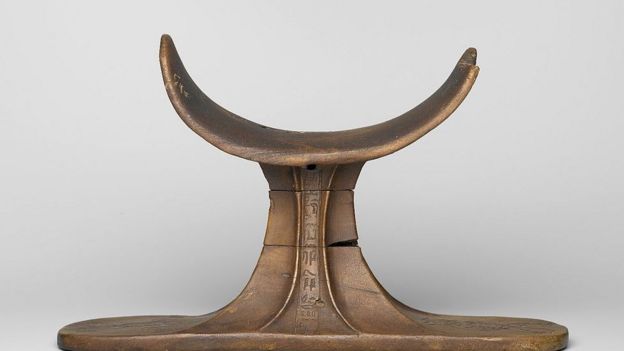 Este reposacabezas del dios Bes, circa 1539-1190 a.C., hecho de madera, está en el Museo de Brooklyn de Estados Unidos.