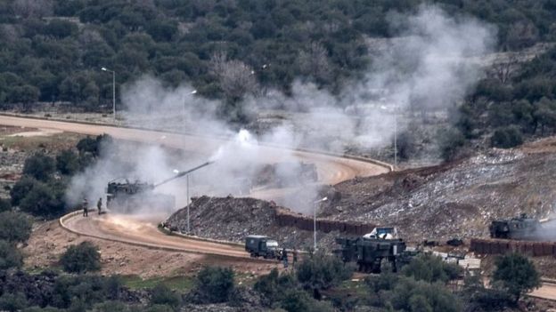 Турецкая артиллерия расколола позиции Народной Защиты (YPG) возле сирийской границы 21 января 2018 года недалеко от Хасы,