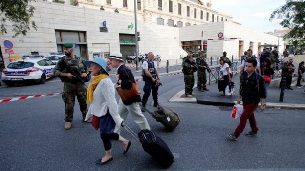 Turistas abandonan la estación de trenes Saint-Charles, en Marsella.
