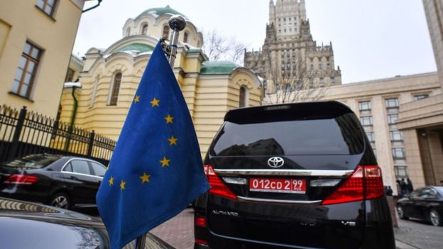 Un carro oficial de la UE parqueado en el Ministerio de Exteriores ruso en Moscú.