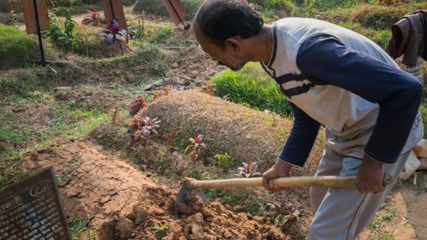 Grave digger at Azimpur cemetery