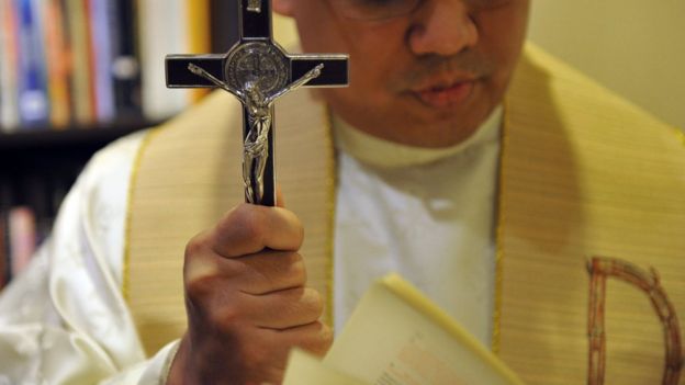 O padre filipino José Francisco Syquia, que chefia a seção de exorcismo da Arquidiocese de Manilla, durante cerimônia em 2011