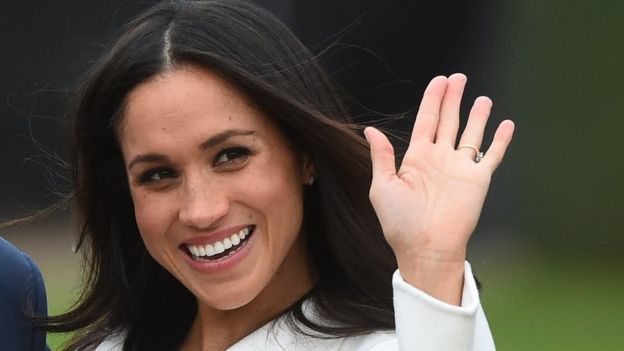 Meghan Markle saluda con el anillo puesto