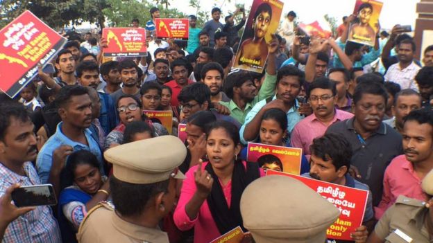 தடையை மீறி மெரீனாவில் நினைவேந்தல் நிகழ்வு நடத்த முயன்றவர்கள் கைது