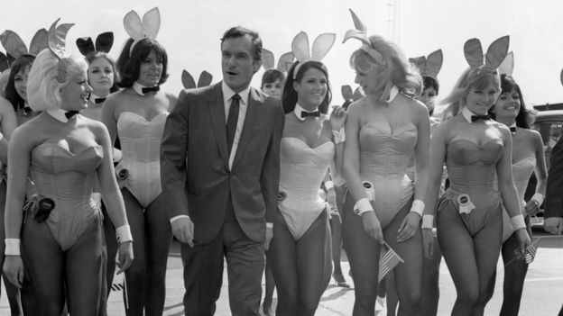 Hugh Hefner con conejitas Playboy en 1960.