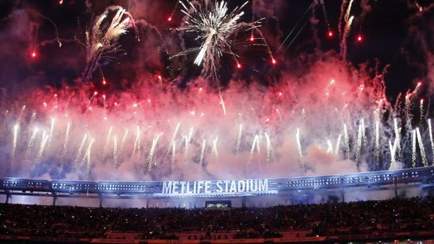 Fuegos artificiales durante el Super Bowl.