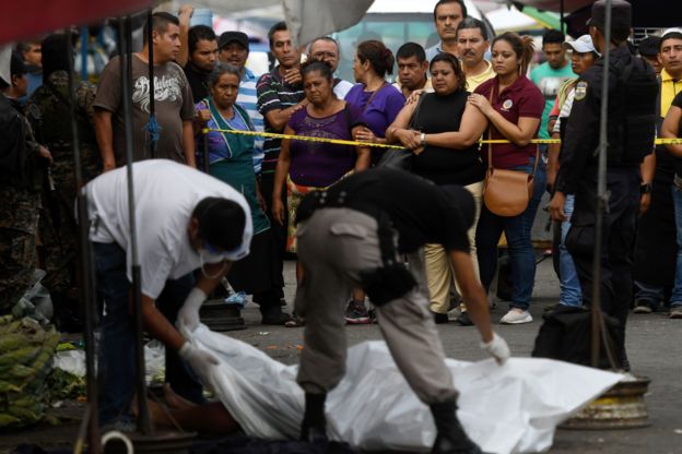 La policía de investigaciones trabaja en la escena del crimen en la que fueron asesinados cinco vendedores del mercado, aparentemente por un enfrentamiento entre pandillas en San Salvador, El Salvador, el 15 de marzo de 2017. (Foto: Marvin Recinos / Getty Images)