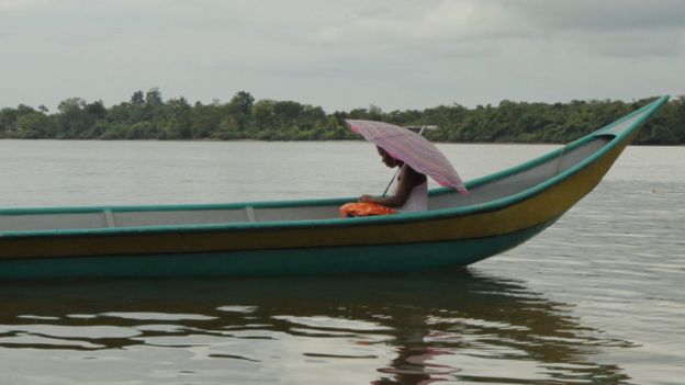 Mujer en un boto en un río del Chocó.(Foto: Natalio Cosoy/ BBC Mundo)