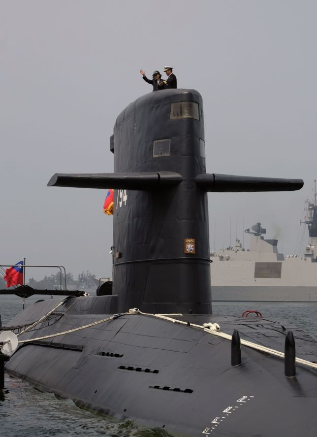 蔡英文在左營登上台灣海軍