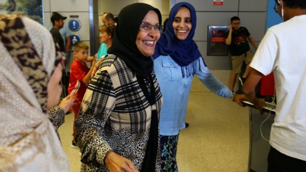 Hanadi Al-Hai (R) welcomes her mother travelling from Jordan on a Yemeni passport in Los Angeles, California (June 29, 2017)