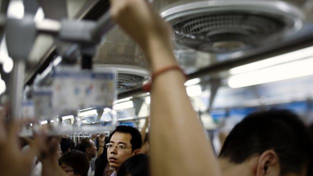 Personas en el metro en China