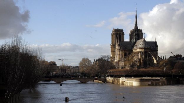 Ile de la Cite and Notre-Dame cathedral with the River Seine rising as it flows under the Pont de l'Archevêché, 26 Jan 2018