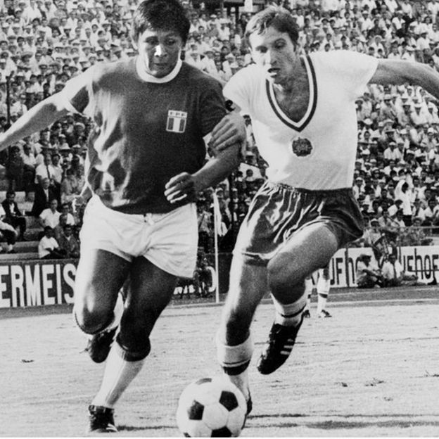 El delantero peruano Hugo Sotil en el partido contra Bulgaria.
