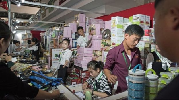 Người tham gia các gian hàng ở Hội chợ Thương mại Quốc tế Mùa thu, tháng Chín 2017.
