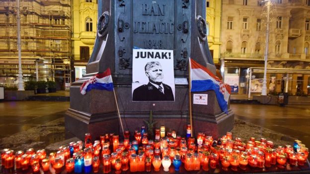 Tributo con velas a Slobodan Praljak en Zagreb.