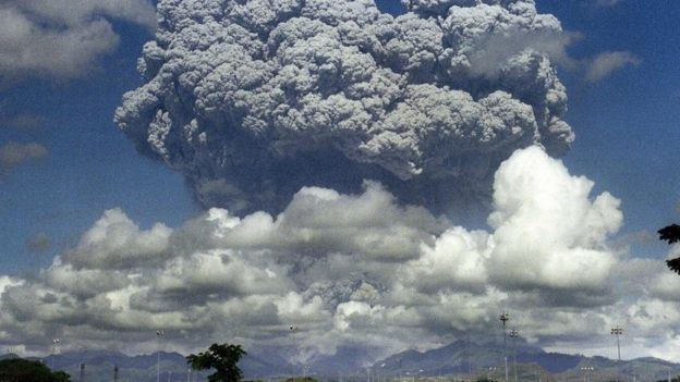 Un volcán que hace erupción en Indonesia