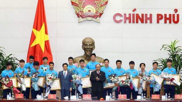 Perdana Menteri Nguyen Xuan Phuc menyambut para pemain di ujung parade.