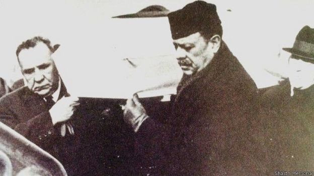 சாஸ்திரியின் உடல் இருந்த சவப்பெட்டியை தூக்கிச்செல்லும் கோசிகின் மற்றும் அயூப் கான்