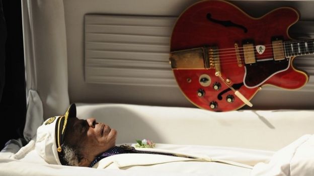 The body of Chuck Berry lies in his casket during a public memorial service for the rock 'n' roll legend at the Pageant Concert Hall and Nightclub (09 April 2017)