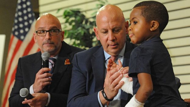 Zion Harvey acompañado de 2 médicos del Hospital Infantil de Filadelfia